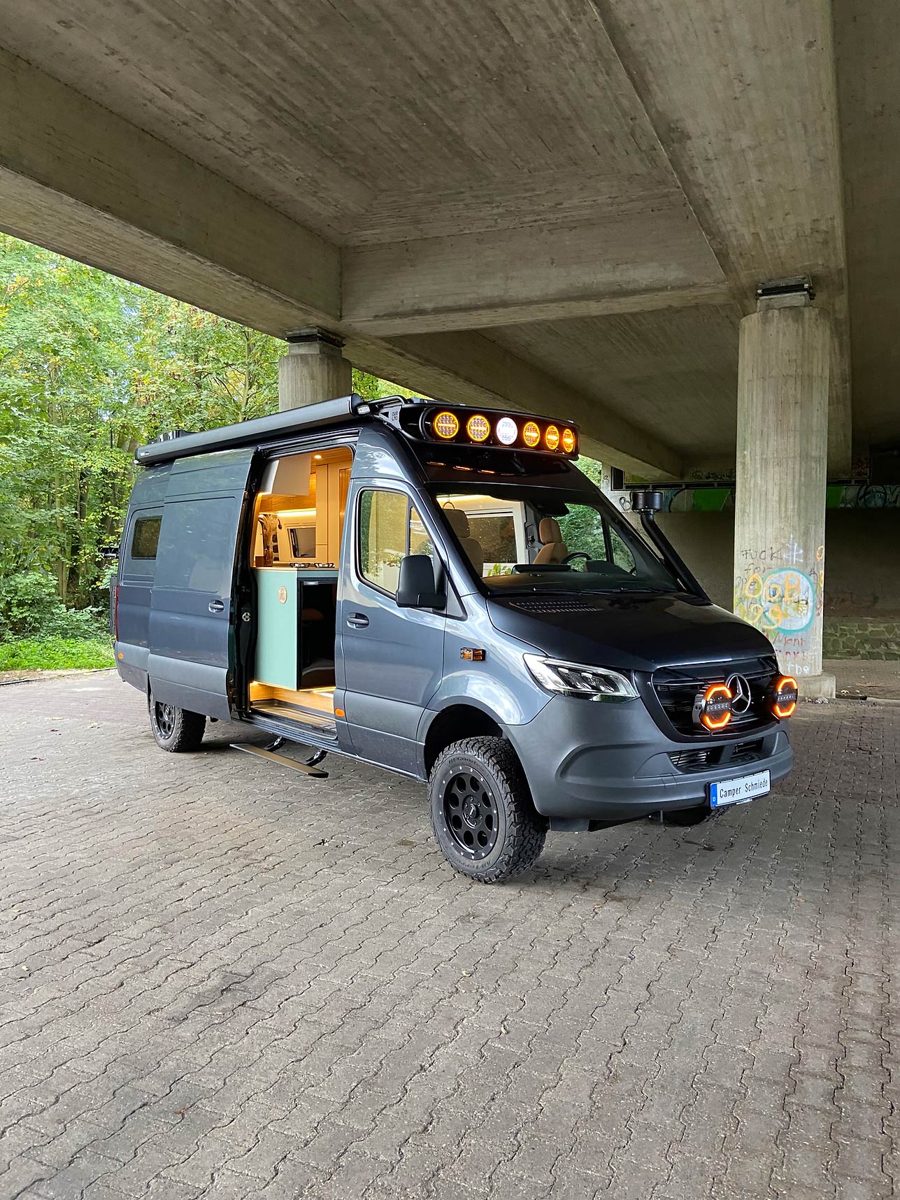 Sprinter Campervan unter Brücke